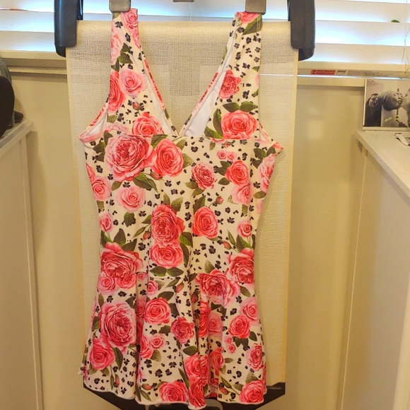 Marina west, Med, full-coverage swimsuit, pink rose pattern - Picture 3 of 7